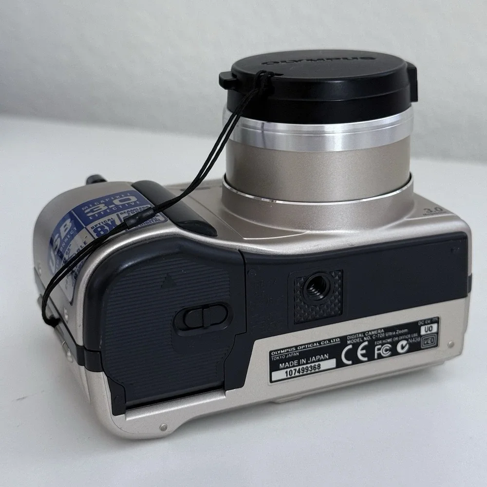 Olympus Camedia C-720 Ultra Zoom 3.0MP Digital CAMERA ONLY Silver POWERS ON